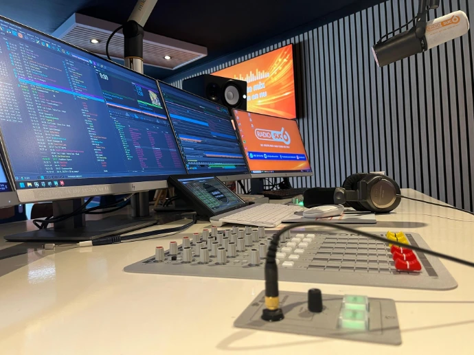 Mengtafel en PC scherm met Aeron 